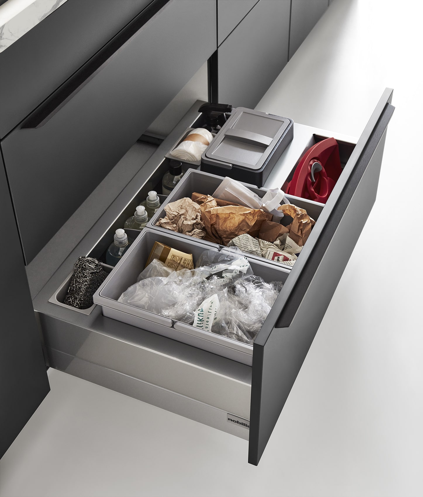 Kuchnia z kolekcji Easytouch 968 - Verle Home - zbliżenie na otwartą szufladę na odpady i detergenty